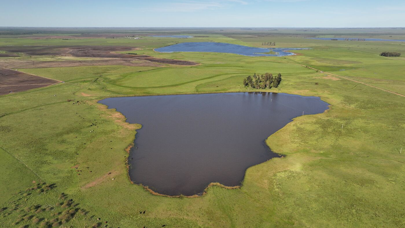 Barragem com campo plano ao redor